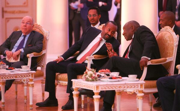 Etiópsky premiér Abiy Ahmed Ali a juhoafrický prezident Cyril Ramaphosa sa po?as koncertu pred neformálnou ve?erou pre vedúcich delegácií BRICS pri poh?ade na sediaci brazílsky minister zahrani?ných vecí Mauro Vieira naklá?ajú na rozhovor. - Sputnik International