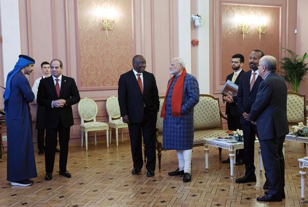 Minister zahrani?ných vecí Spojených arabských emirátov Sheikh Abdullah bin Zayed, egyptský prezident Abdel Fattah El-Sisi, juhoafrický prezident Cyril Ramaphosa, indický premiér Narendra Modi, etiópsky premiér Abiy Ahmed Ali a brazílsky minister zahrani?ných vecí Mauro Vieira sa zapájajú do rozhovoru pred koncertom a neformálnou ve?erou . - Sputnik International