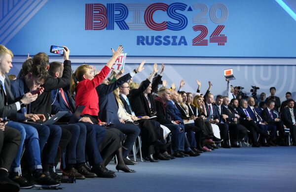 Ako skúsený štátnik si je však Putin istý, že „riešenie možno nájs? iba riešením základných prí?in, pri?om prvoradou je absencia plne uznaného suverénneho palestínskeho štátu." - Sputnik International