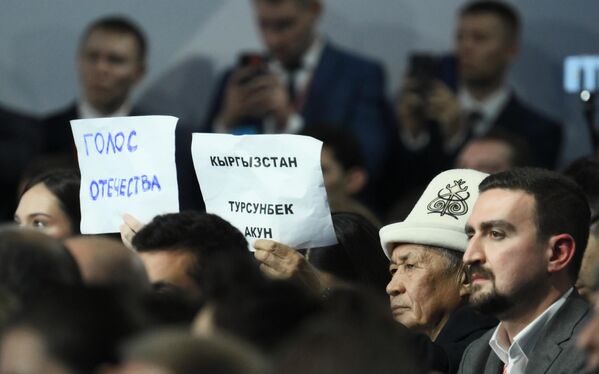 Putin vysvetlil, že by sa radšej vyhol vytváraniu „ve?kej byrokracie v rámci BRICS“ a zriadeniu rady „všetky tieto oficiálne jazdiace luxusné autá“." Súhlasil však s tým, že BRICS by prospelo, keby sa pridala vä?šia štruktúra. - Sputnik International