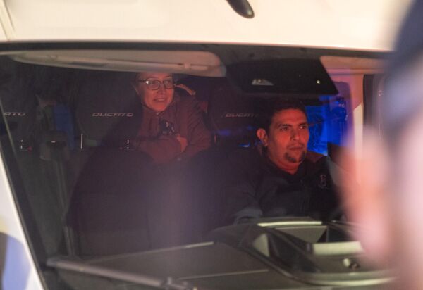 Jedna z troch prepustených izraelských rukojemní?ok je videná v mikrobuse, ke? odchádza zo Sheba Medical Center, kam rukojemníci prichádzajú na lekársku prehliadku. - Sputnik International