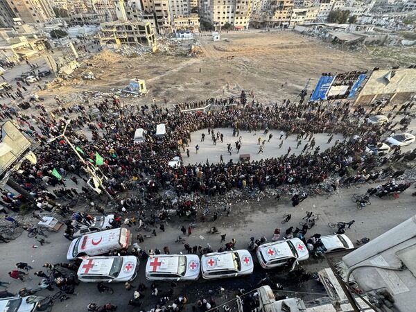 Brigády Al-Qassam odovzdali 3 izraelské rukojemní?ky ?ervenému krížu v al-Saraya ako sú?as? prvej fázy prímeria a dohody o výmene väz?ov medzi Izraelom a Hamasom. - Sputnik International