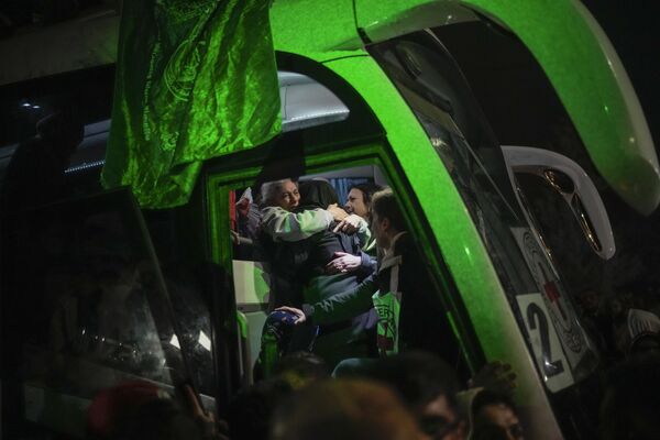 Palestínsky väze? sa po prepustení z izraelského väzenia stretáva so svojou rodinou. - Sputnik International