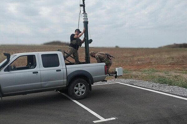 Borshchevik satelitný systém rušenia je nastavený na zadnej strane pickupu. - Sputnik International