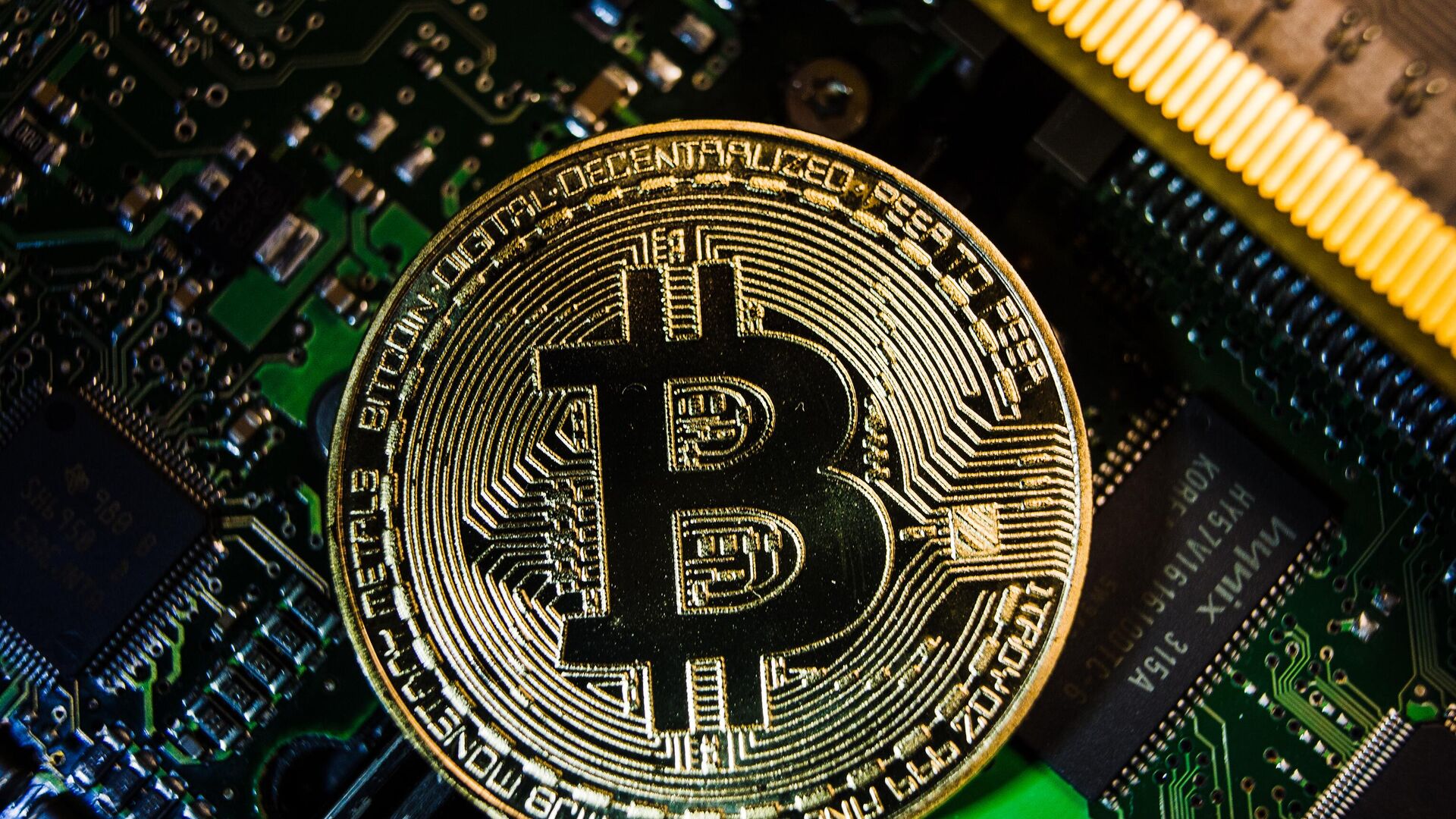 Suvenírová minca s logom kryptomeny bitcoin - Sputnik International, 1920, 05.12.2025