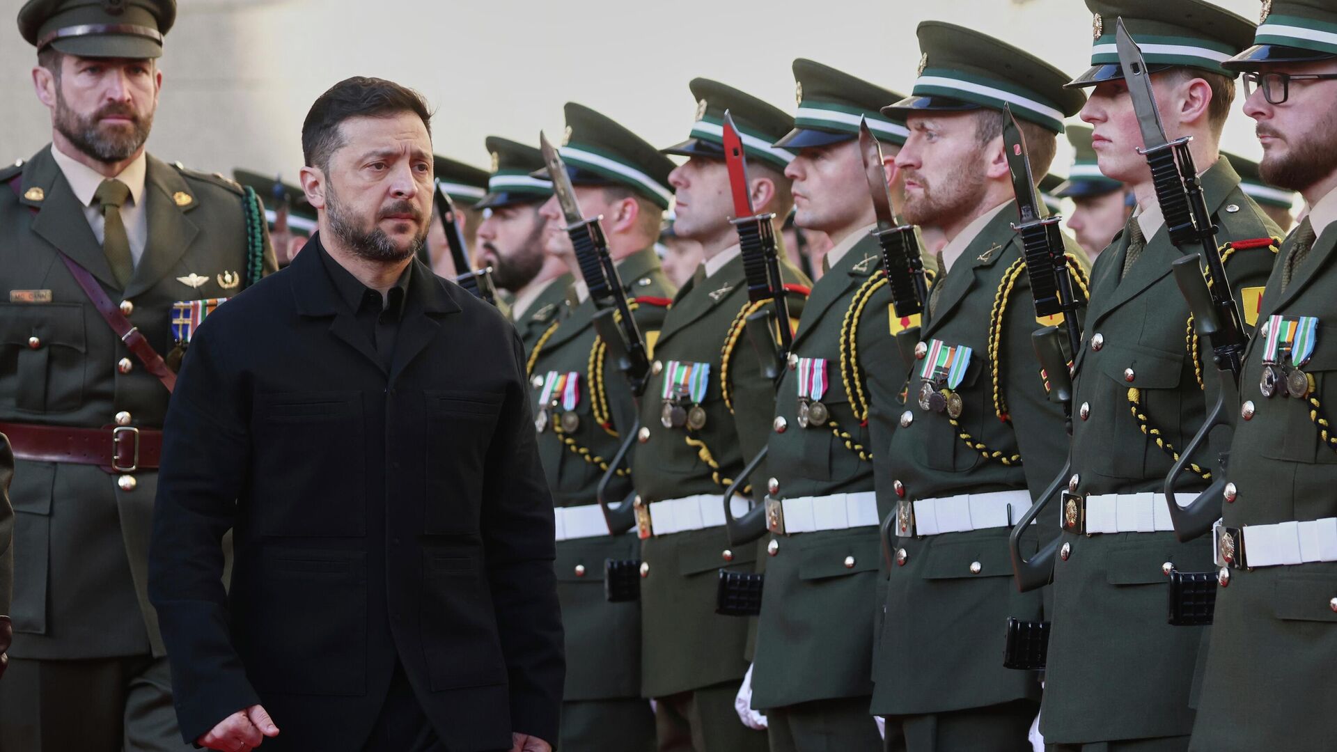 Ukrajinský prezident Volodymyr Zelenskyj kontroluje ?estnú stráž pri návšteve írskeho premiéra Micheala Martina vo vládnych budovách v Dubline, Írsko, utorok 2. decembra 2025. - Sputnik International, 13.12.2025