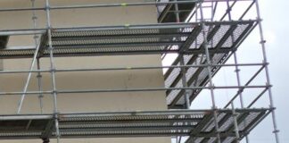 Na radnici v Novej Bani vymieňajú šindľovú strechu