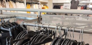 Odevná banka organizuje bazár s oblečením od známych osobností