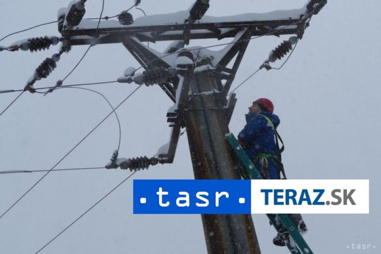 Veľa domácností bude počas Vianoc bez prúdu, opravy komplikuje počasie