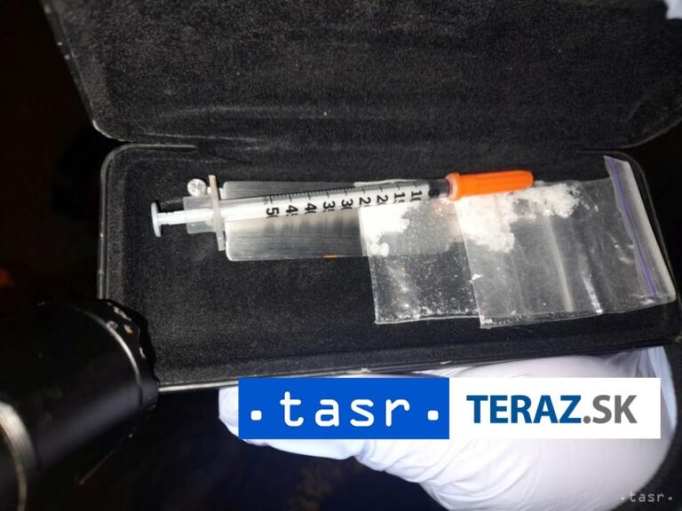 Colníci našli pri kontrole taxíka drogy, spolujazdec sa dal na útek