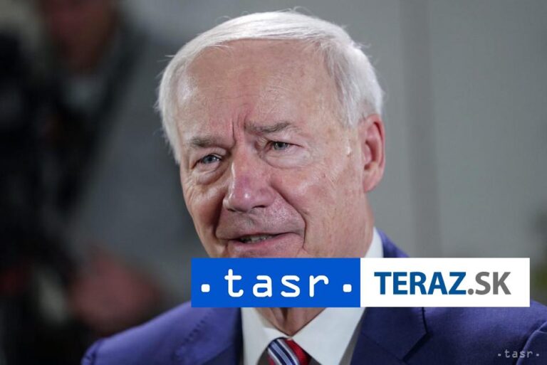 Exguvernér Hutchinson odstúpil zo súboja o republikánsku nomináciu