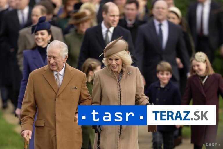 Herec S. Fry chce, aby sa kráľovská stráž zbavila medvedej kožušiny