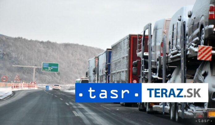 Kamiony-smerujuce-na-Ukrajinu-bude-odstavovat-na-D1-a-v.jpg