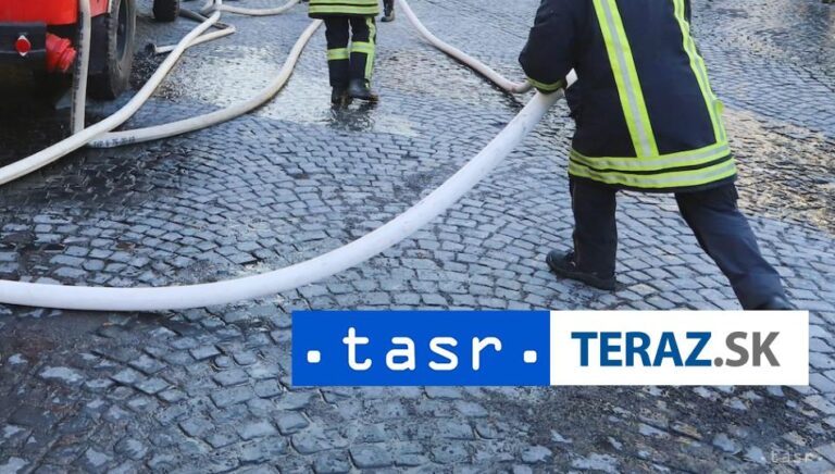 Požiar v obci Pusté Pole: Zasiahol rodinný dom a okolité stavby