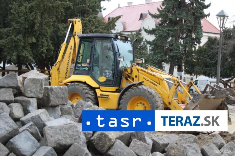 Vodič auta sa zrazil s bágrom, skončil v nemocnici