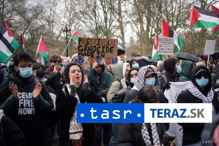 Propalestínski demonštranti zablokovali Westminsterský most v Londýne