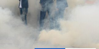 Propalestínski aktivisti rozvinuli na Brandenburskej bráne transparent