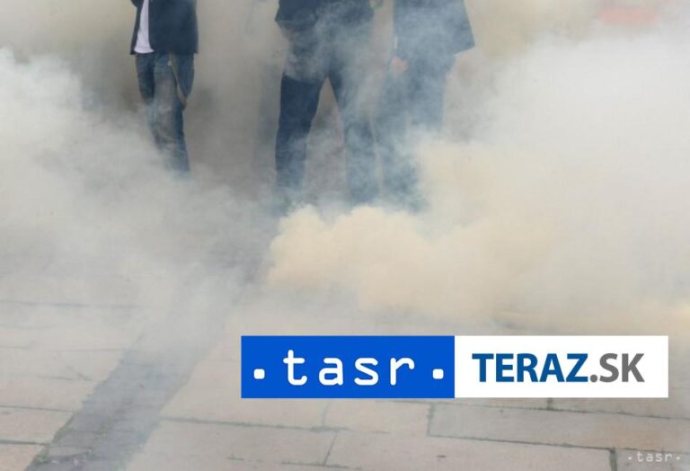 Propalestínski aktivisti rozvinuli na Brandenburskej bráne transparent