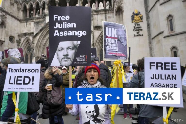 Assange sa pre nevoľnosť nezúčastnil na pojednávaní o vydaní do USA