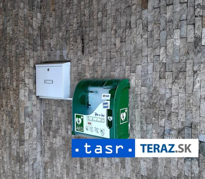 Na-budove-krupinskeho-domu-sluzieb-v-osadili-defibrilator.jpg