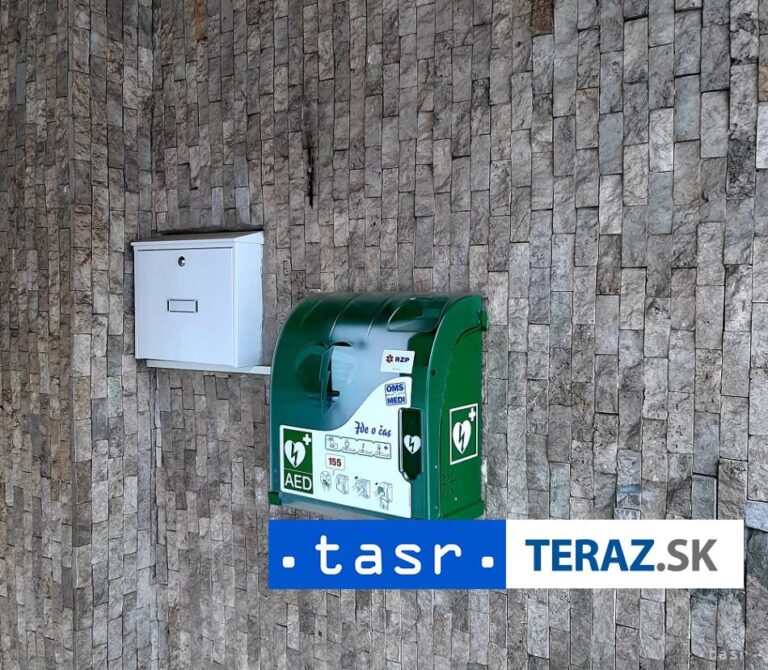 Senica a Červený kríž uviedli do prevádzky externý defibrilátor