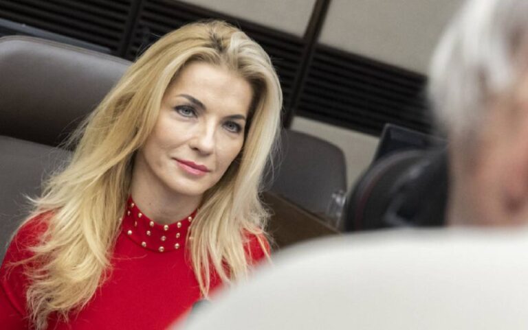 Opozičné PS a SaS vyzbierali a podali podpisy potrebné na zvolanie