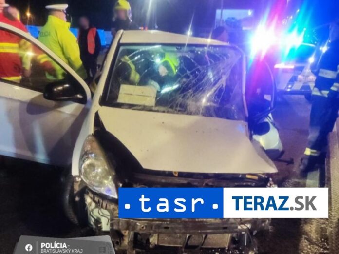 Pri-nehode-v-Bratislave-zomrel-vodic-narazil-do-stlpa.jpg
