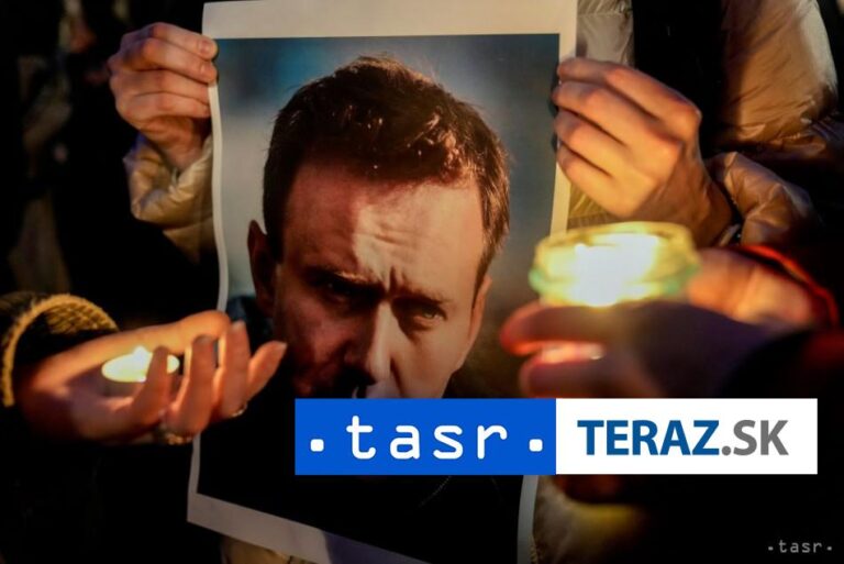 Protestujúci ľudia sa po smrti Navaľného zišli pri ruských ambasádach