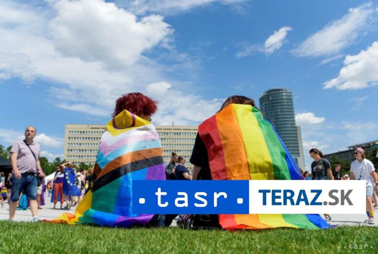 Páry rovnakého pohlavia už v Lotyšsku môžu uzatvárať partnerstvá