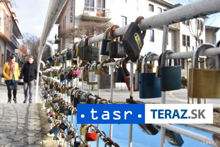Máte zámky na moste v Piešťanoch? Pre opravu ich potrebujú odomknúť