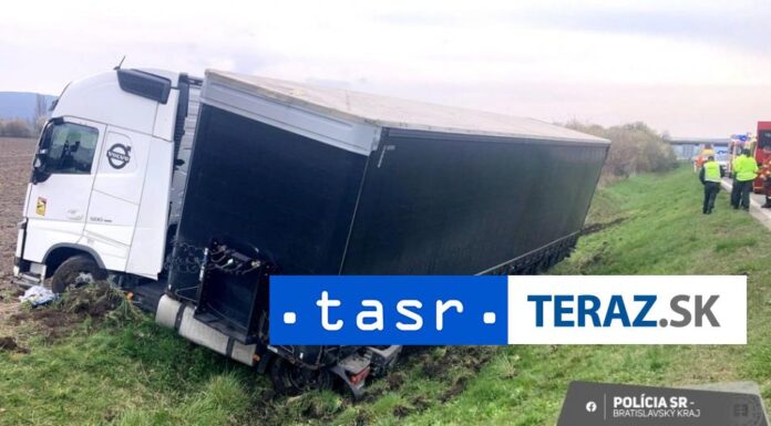 NEHODA-PRED-STUPAVOU-Kamion-skoncil-mimo-dialnice.jpg