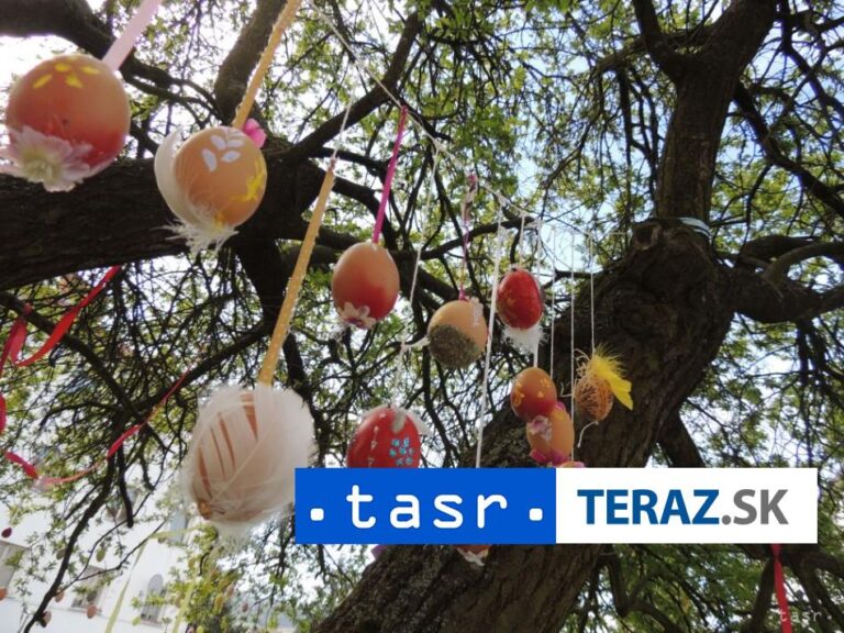 Na Radničnom námestí v Bardejove odhalili veľkonočné megavajíčko