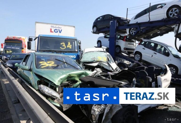 Nehoda na diaľnici v Nemecku si vyžiadala dve obete a 27 zranených