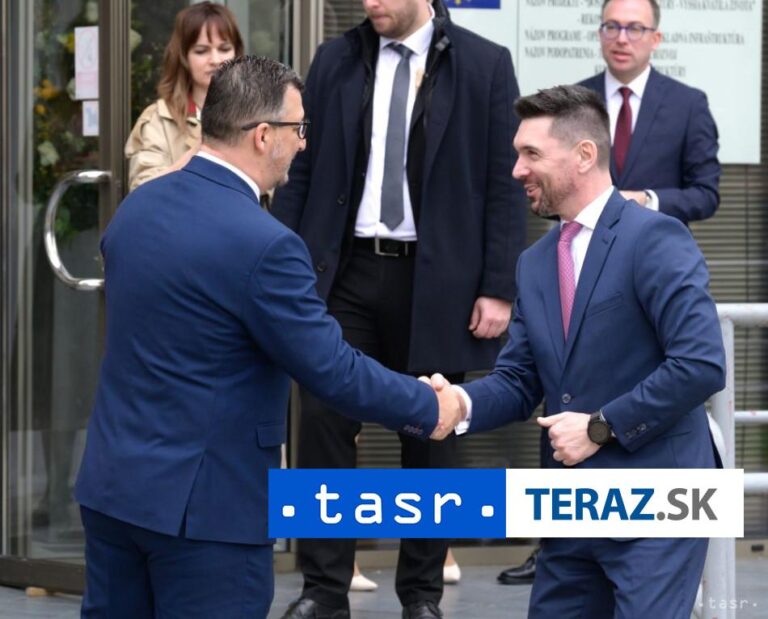 Opozícia kritizuje vládu za výjazdové rokovania v maďarských obciach