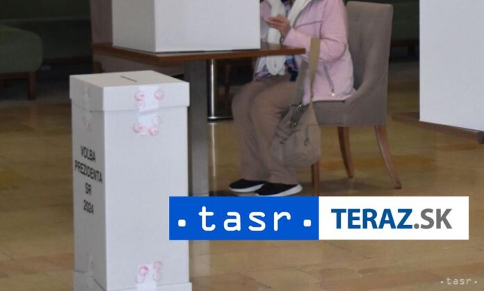 Prvovolici-v-Turni-nad-Bodvou-cakali-na-otvorenie-volebnej-miestnosti.jpg