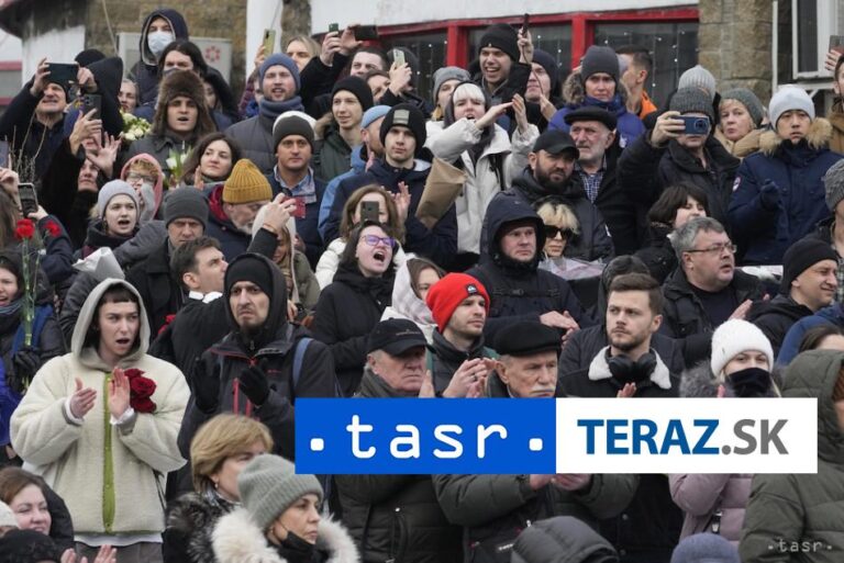 V Rusku dodatočne zadržali viacero účastníkov pohrebu Navaľného