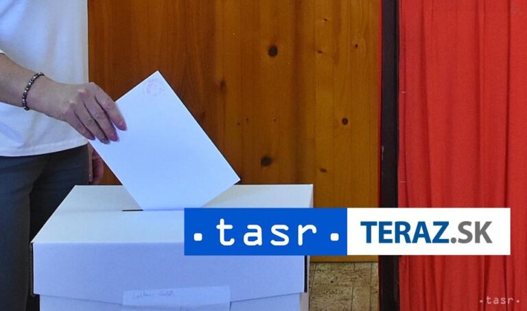 Česi si popoludní začnú vyberať nových poslancov, kandiduje 4473 ľudí