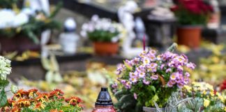 Po Sviatku všetkých svätých zostávajú na cintorínoch tony odpadu