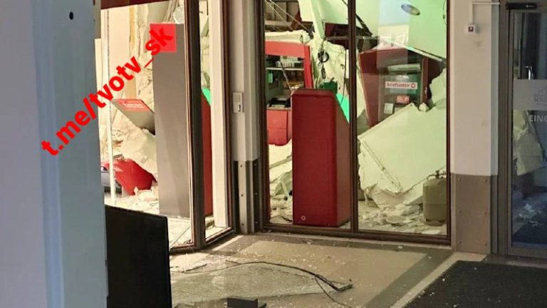 Neznáme osoby plánovali vyhodiť do vzduchu bankomat v Berlíne, aby ukradli penia…