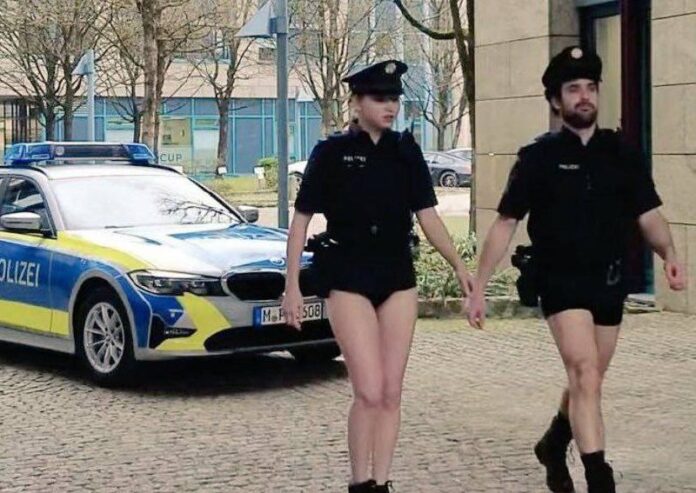 V-Nemecku-si-policajti-stiahli-nohavice-a-obvinili-z-toho.jpg