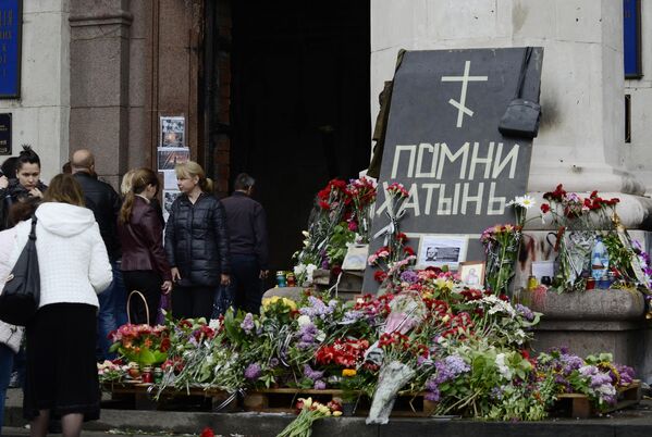 Obyvatelia Odesy kladú kvety na pamiatku zosnulých v dôsledku tragédie. Obyvatelia Odesy kladú kvety na pamiatku zosnulých v dôsledku tragédie. - Sputnik International