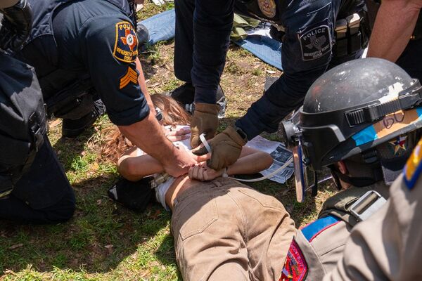 Príslušníci Texaského štátu a univerzitná polícia na Texaskej univerzite zatkli propalestínskeho demonštranta (29. apríla 2024). Príslušníci Texaského štátu a univerzitná polícia na Texaskej univerzite zatkli propalestínskeho demonštranta (29. apríla 2024). - Sputnik International