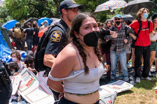 Texas State Troopers zatýkanie propalestínskych bojovníkov na University of Texas (29. apríla 2024). Texas State Troopers zatýkanie propalestínskych bojovníkov na University of Texas (29. apríla 2024). - Sputnik International
