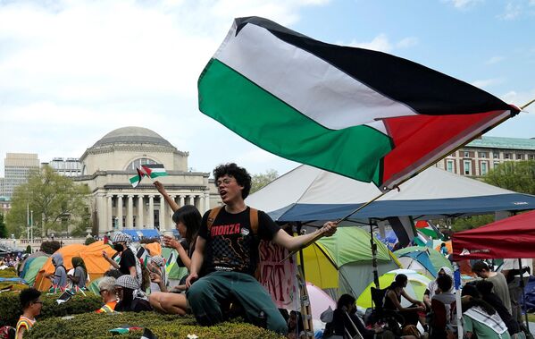Demonštranti mávajú palestínskymi vlajkami na West Lawn Kolumbijskej univerzity v New Yorku (29. apríla 2024). Demonštranti mávajú palestínskymi vlajkami na West Lawn Kolumbijskej univerzity v New Yorku (29. apríla 2024). - Sputnik International