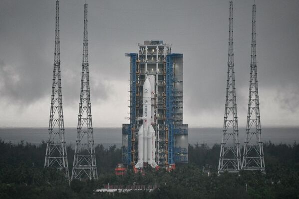 Raketa Long March 5 chvíľu pred štartom Chang'e-6.  - Sputnik International