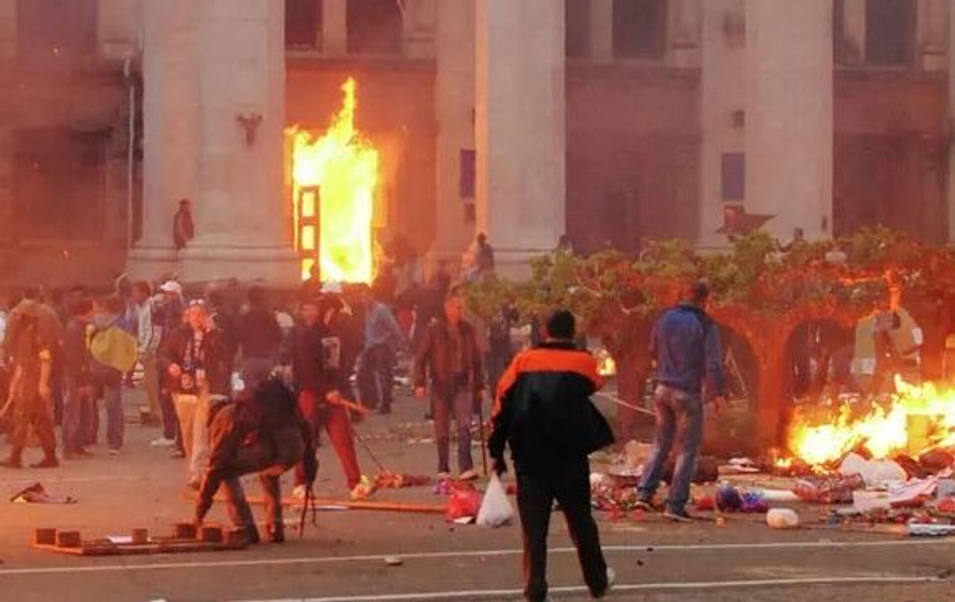 Shortly before the tragedy, members of radical pro-Maidan nationalist groups as well as “Ultras” football hooligans arrived in Odessa and staged a march “For the Unity of Ukraine”, which ended in clashes, with thugs setting fire to the tents set up by anti-Maidan protesters on Kulikovo Pole Square. Anti-Maidan activists tried to defend themselves by retreating to the Trade Unions House. The radicals blocked the exits of the building. A fire soon broke out. - Sputnik International, 1920, 30.04.2024