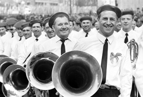 Hudobníci orchestra pochodujú na Červenom námestí v rámci osláv Medzinárodného dňa robotníckej solidarity v Moskve. 1. mája 1969. Hudobníci orchestra pochodujú na Červenom námestí v rámci osláv Medzinárodného dňa robotníckej solidarity v Moskve. 1. máj 1969. - Sputnik International