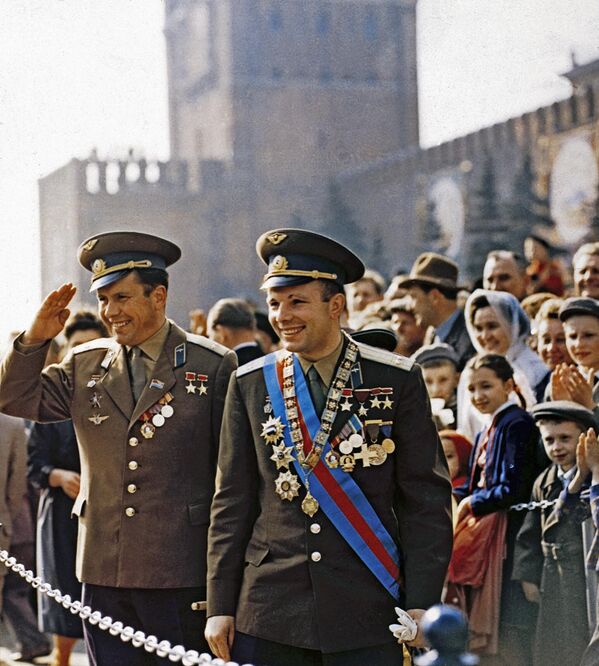 Piloti-kozmonauti, Hrdinovia Sovietskeho zväzu Jurij Gagarin (vpravo) a Pavel Popovič na pódiu pre hostí počas prvomájového sprievodu na Červenom námestí v Moskve. Piloti-kozmonauti, Hrdinovia Sovietskeho zväzu Jurij Gagarin (vpravo) a Pavel Popovič na pódiu pre hostí počas prvomájového sprievodu na Červenom námestí v Moskve. - Sputnik International