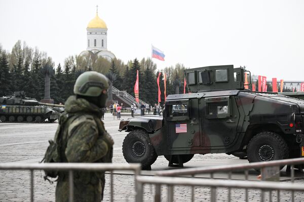 Terénne vysokomobilné viacúčelové kolesové vozidlo (HMMWV) vyrobené v USA. Terénne vysokomobilné viacúčelové kolesové vozidlo (HMMWV) vyrobené v USA. - Sputnik International