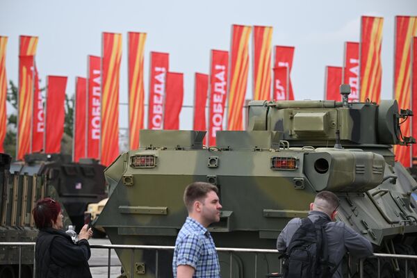 Organizátori tiež postavili stan s rôznymi komunikačnými systémami vrátane terminálu Starlink, ako aj mín, granátometov a ručných zbraní vyrobených krajinami NATO. Organizátori tiež postavili stan s rôznymi komunikačnými systémami vrátane terminálu Starlink, ako aj mín, granátometov a ručných zbraní vyrobených krajinami NATO. - Sputnik International